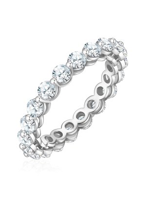 Biely kovový prsteň s radom okrúhlych, čírych drahokamov zasadených v hladkom, vzájomne prepojenom dizajne s kruhovými akcentmi.