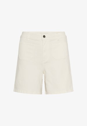 Shorts décontractés de couleur écrue avec poches avant, passants pour ceinture et une unique fermeture par bouton noir à la taille.