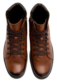 Brązowe skórzane wysokie buty z gładką teksturą, brązowymi sznurowadłami i zapięciem na zamek przy kostce. Okrągły czubek i gumowa podeszwa.