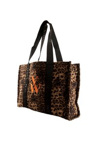 Bolso tote con estampado de leopardo y logo naranja, con asas de tela negra y superficie texturizada. Diseño rectangular con interior espacioso.