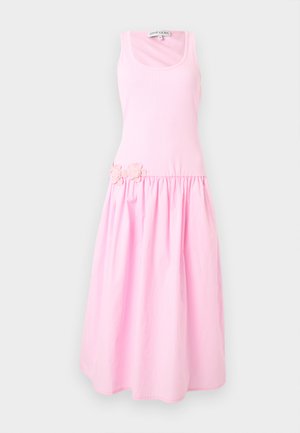 Robe rose pâle sans manches avec encolure dégagée, jupe froncée et deux petites appliques florales sur le côté gauche de la taille.
