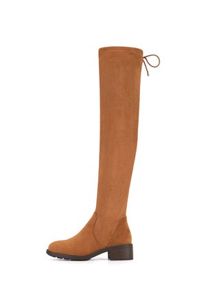 Wysoki brązowy zamszowy but z niskim, warstwowym obcasem i wiązaniem na sznurowadła u góry, widok z boku na białym tle.