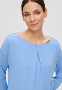 s.Oliver BLACK LABEL MIT FALTEN-DETAIL - Longsleeve - hellblau