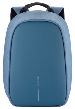 Mochila azul con un diseño suave y redondeado. Hecha de tela con un acabado texturizado. Presenta un logo elegante en la parte inferior y correas acolchadas.