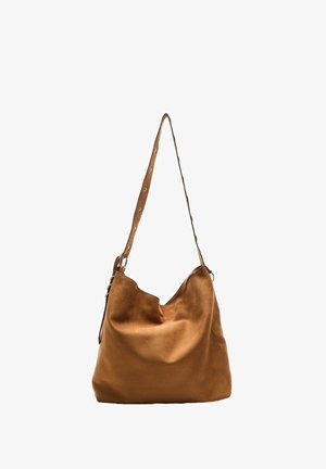 Rjava semiš torba za rame z mehko teksturo, ukrivljenim zgornjim robom in dolgim trakom, ki ima dekorativne kovinske zakovice.