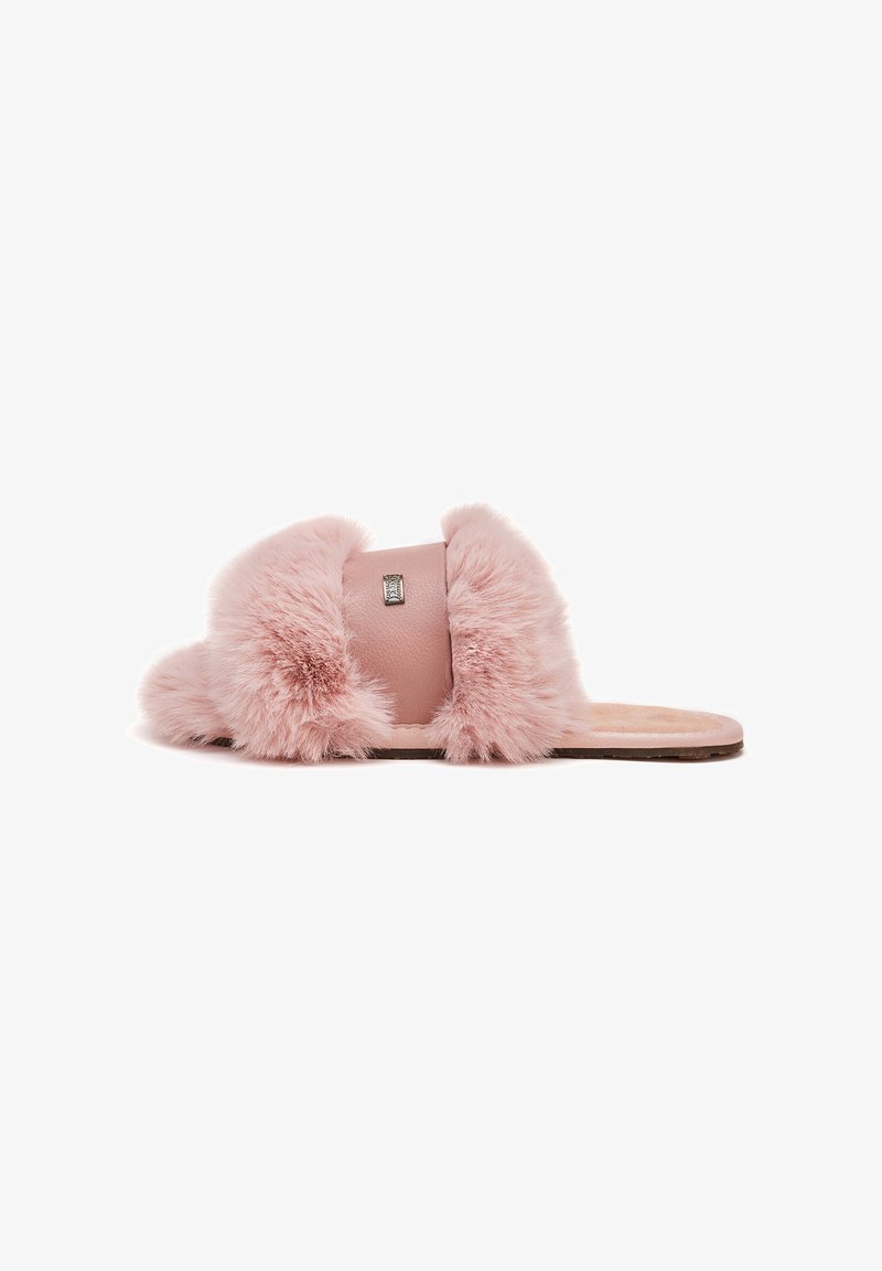 Ružové papuče na slip-on majú plyšový umelý kožúšok na okraji, hladký kožený popruh a jemný metalický akcent. Ploska s jemným polstrovaním.