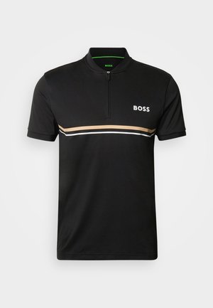 Schwarzes Poloshirt mit Viertel-Reißverschluss, ausgestattet mit einem horizontalen gold-weißen Streifen über der Brust und einem dezenten Logo auf der linken Seite.