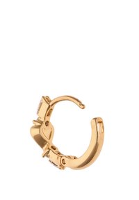 Zlatá kruhová náušnice s uzávěrem, která má hladký povrch a malý průhledný drahokam jako akcent blízko závěsu.