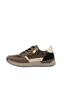 Baskets en cuir avec un mélange de brun, noir et imprimé léopard. Elles possèdent une fermeture éclair décorative et une semelle texturée pour une bonne adhérence.