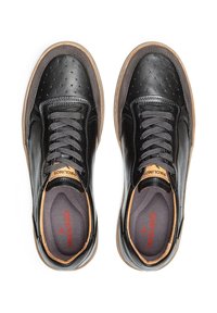 Sneakers in pelle nera con dettagli perforati, lacci grigi e suole in gomma marrone. L'interno presenta una soletta imbottita con il logo.