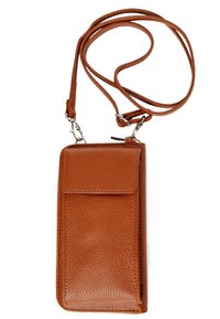 Braune Leder-Crossbody-Handy-Tasche mit strukturiertem Finish, rechteckiger Form, Klappenverschluss und abnehmbarem Schulterriemen. Akzente aus silberfarbenem Metall.