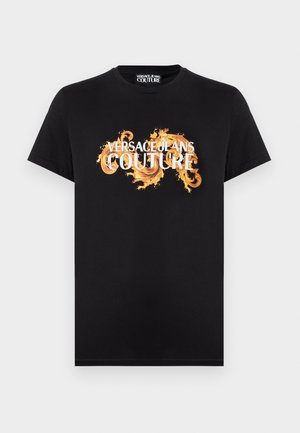 Fekete rövid ujjú póló, középen "Versace Jeans Couture" szöveges logóval, amelyet díszes sárga és narancssárga barokk stílusú lángminta vesz körül.