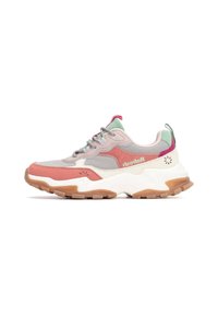 Zapatillas para mujer con detalles en rosa, gris y verde. Presenta una suela blanca gruesa y materiales de malla y ante. Cierre con cordones a la moda y detalle del logo.