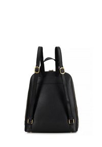 Zaino in pelle nera con spallacci doppi, dettagli in metallo dorato, finitura testurizzata e tasche laterali con zip per ulteriore spazio di stoccaggio.