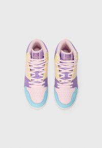 Um par de sapatilhas altas em rosa pastel, roxo, amarelo e azul, com atacadores e o logotipo da Kappa na língua, vistas de cima sobre um fundo branco.