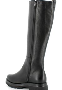 Stivale nero in pelle fino al ginocchio con cerniera laterale, punta arrotondata e superficie testurizzata, dotato di un tacco spesso per maggiore stabilità.