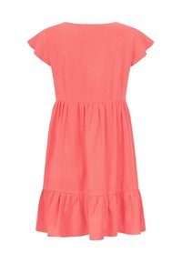 Korálově růžové šaty s rozšířenou sukní, krátkými volánkovými rukávy a kulatým výstřihem. Vyrobeny z měkké, lehké tkaniny.