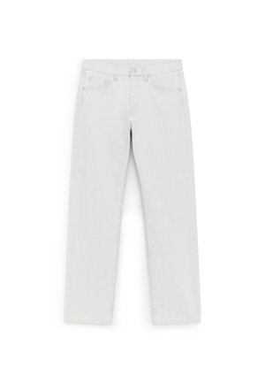 Witte rechtlijnige spijkerbroek met knoop en rits aan de voorkant, vijf zakken en riemlussen, plat neergelegd op een witte achtergrond.