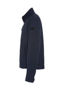 Veste marine foncé en tissu léger, dotée d'un col haut, d'une fermeture éclair à l'avant, de poches latérales et d'une épaule texturée.