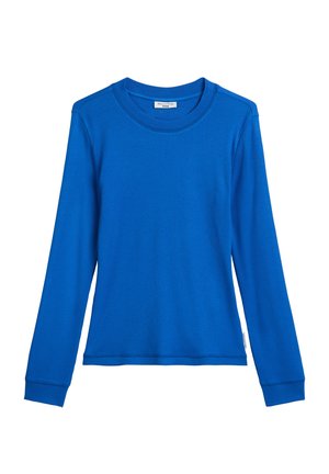 Niebieska koszula z długim rękawem wykonana z prążkowanej tkaniny, z okrągłym dekoltem i dopasowanymi mankietami. Gładka tekstura bez widocznych wzorów ani grafik.