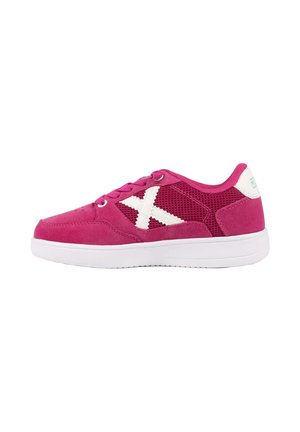 Zapatilla deportiva rosa con logotipo blanco de cruz en el lateral, parte superior de malla y ante, cordones rosas y suela blanca.