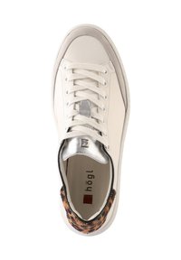 Weiße Ledersneaker mit silbernen Akzenten, runder Zehenbereich, Schnürdesign und einem Leopardenmuster-Stoffdetail auf der Rückseite. Markenlogo sichtbar im Inneren.