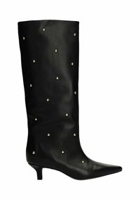 Zwarte leren kniehooglaarzen met spitse neus en kleine gouden studs. Kenmerkt zich door een strakke schacht en een lage kittenheel.