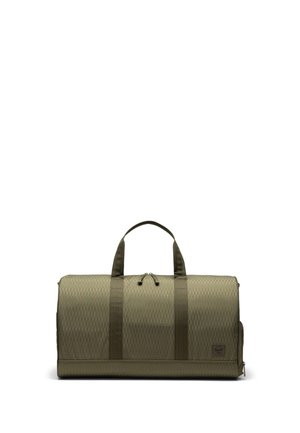 Sac polochon vert olive avec deux poignées, tissu à motif losange et fermeture éclair, posé sur un fond blanc uni.