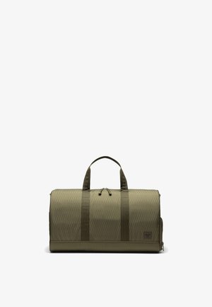 Sac polochon vert olive avec deux poignées, tissu à motif losange et fermeture éclair, posé sur un fond blanc uni.