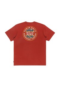 T-shirt en coton rouge avec un graphique circulaire au dos comprenant le texte "BILLA BONG", des accents floraux colorés et un col rond côtelé.