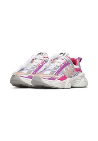 Sneakers chunky con mesh bianco, dettagli in argento lucido e accenti rosa. Caratterizzati da materiali testurizzati, suola ampia e un marchio prominente sulla linguetta.