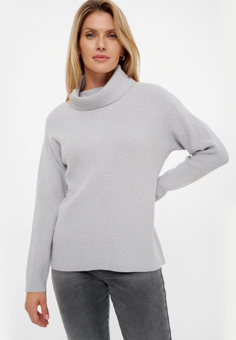 Maglione a coste grigio chiaro con colletto a coda alto e maniche lunghe. Presenta una vestibilità comoda e una sottile lavorazione delle cuciture. Texture morbida.