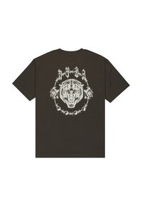 Bruine katoenen T-shirt met een witte tijgerafbeelding, omringd door rozen en prikkeldraad in een cirkelvormig ontwerp op de achterkant. Korte mouwen, ronde hals.