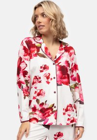 Bloemig pyjamajasje met lange mouwen, witte basis, groot rood en roze bloemenpatroon, knoopsluiting, contrasterende kraag, lichte stof.