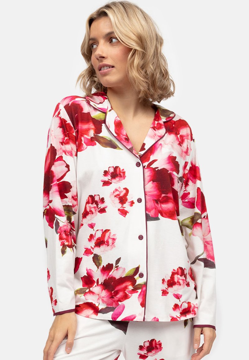 Bloemig pyjamajasje met lange mouwen, witte basis, groot rood en roze bloemenpatroon, knoopsluiting, contrasterende kraag, lichte stof.