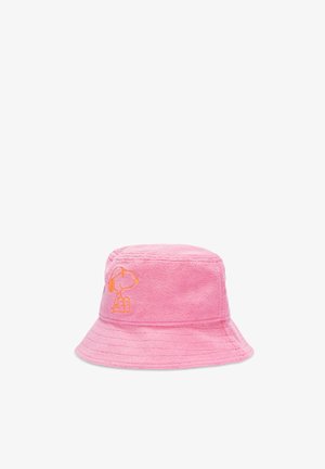 Chapeau seau en tissu éponge rose avec personnage Snoopy brodé en orange sur le côté.