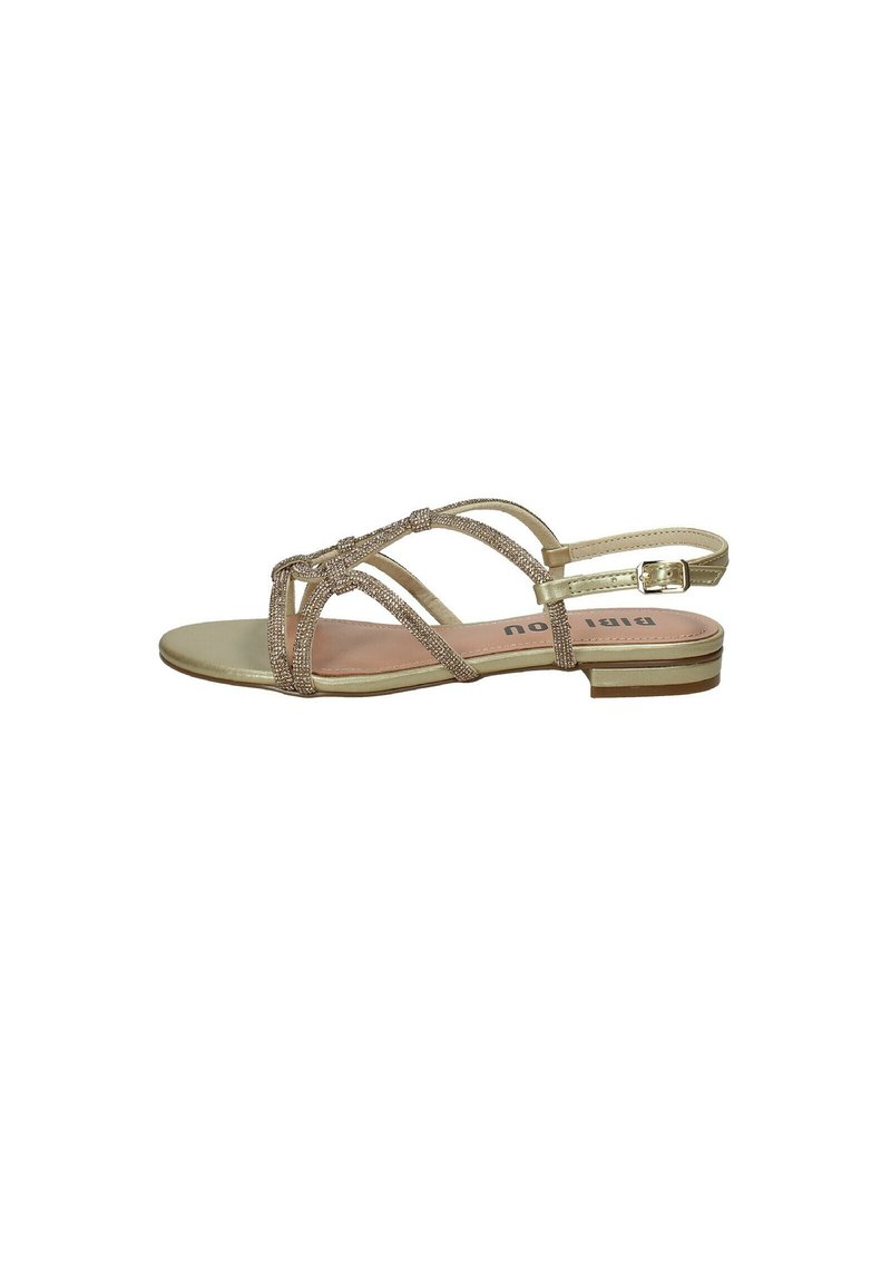 Sandali dorati con cinturini e suola piatta, caratterizzati da intricati dettagli di perline e una cinghia alla caviglia regolabile per una vestibilità sicura. Texture simile alla pelle liscia.