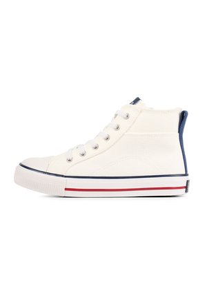 Hoge canvas sneaker in off-white met een marineblauwe hielaccent, rubberen neuskap en een gestreepte rode en marineblauwe zool. Vetersluiting.