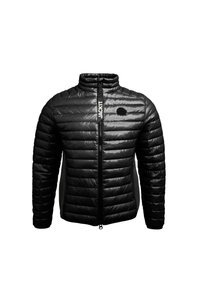 Zwarte pufferjas met een hoge kraag, geborduurd patroon, ritsluiting en logo-accent op de borst. Lichtgewicht en getailleerd ontwerp.