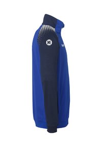 Blå atletisk jakke med stående krave, designet med kontrasterende mørke ærmer og et tekstureret mønster på den øverste skulder.