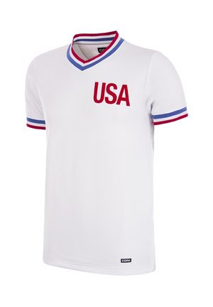 Wit sportshirt met korte mouwen, rode "USA" tekst, blauw-rood gestreepte kraag en mouwranden, en een klein "COPA" label vlak bij de zoom.