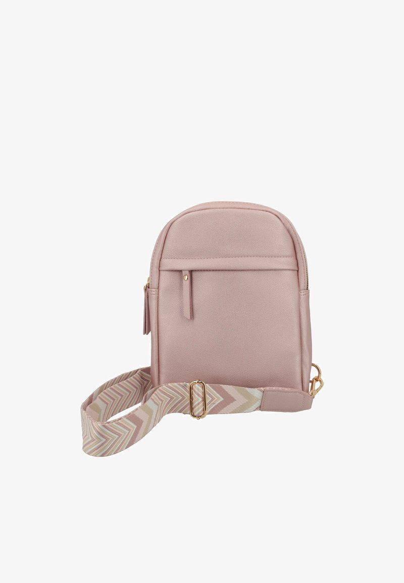 Petit sac bandoulière rose clair avec poche avant et large sangle ajustable présentant un motif chevron rose, beige et blanc.