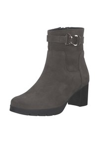 Stivale alla caviglia in suede grigio con punta rotonda, chiusura con zip e accentuazione in fibbia metallica. Presenta un tacco alto e una suola testurizzata.