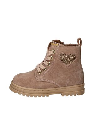 Bottines en daim rose clair avec œillets et lacets dorés. Présentent une accent en forme de cœur pailleté sur le côté et une semelle en caoutchouc texturé.