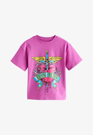 Ružové bavlnené tričko s grafickým dizajnom meča s krídlami, srdca a kvetinových akcentov, označené "BON JOVI" na modrom stužke.