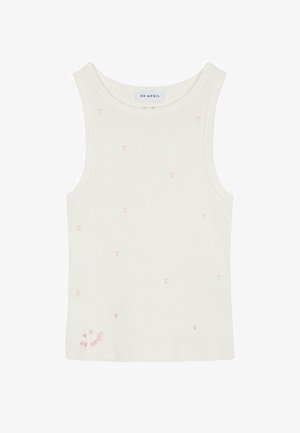 Débardeur blanc sans manches avec une texture côtelée, présentant de petites broderies en forme de cœur rose et un logo cousu en bas à gauche.