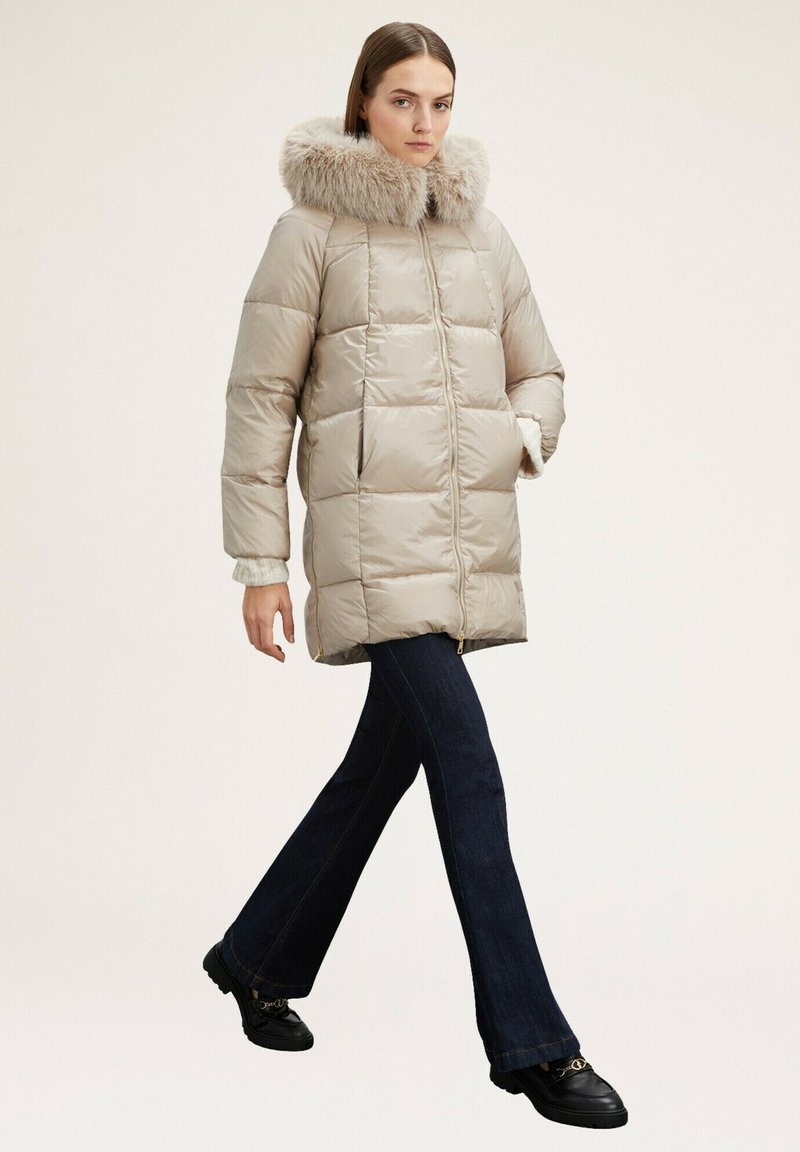 Motivi CON CAPPUCCIO Piumino lungo beige