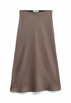 Robe marron sans manches en tissu lisse, présentant un décolleté droit et une silhouette fluide sans motifs ni accents visibles.