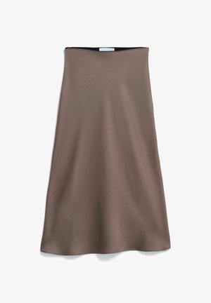 Bruine mouwloze jurk gemaakt van gladde stof, met een rechte halslijn en een vloeiende silhouet zonder zichtbare patronen of accenten.