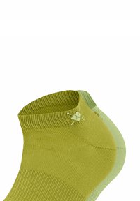 Krótkie skarpetki w kolorze oliwkowym i jasnej zieleni. Charakteryzują się delikatnym splotem i kontrastowym wzorem kolorystycznym z logo na mankiecie.